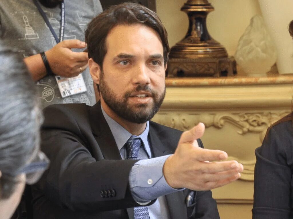 Jairinho demite defesa