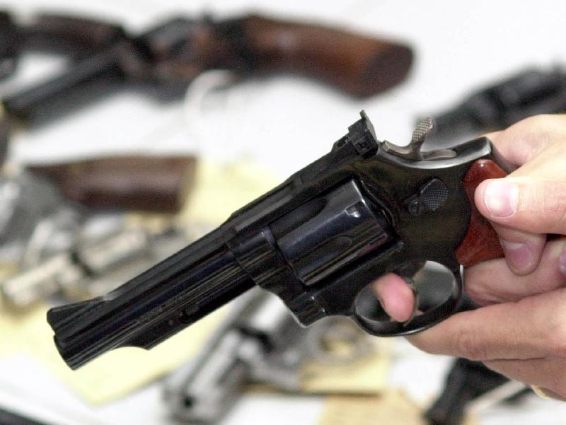 Homem anda com arma de plástico nas ruas de Hortolândia e moradores ficam preocupados