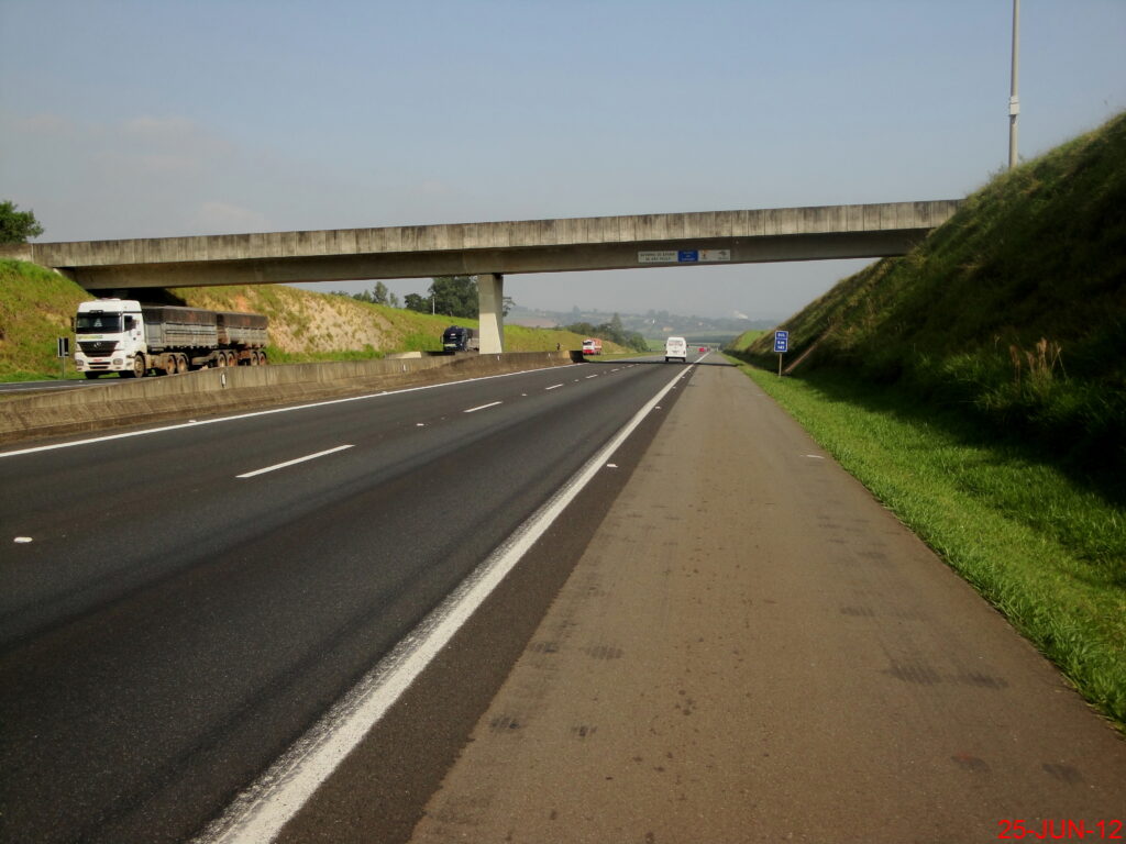 Neste domingo (18), uma mulher de 27 anos, que vive em situação de rua, foi baleada na SP-306 (Rodovia Luís Ometto), em Santa Bárbara d’Oeste. A Polícia Militar encontrou a vítima caída, ferida no pescoço, por volta das 7h da manhã, no sentido Irecemápolis-Santa Bárbara. Após ser socorrida, a mulher foi levada ao Pronto-Socorro Edison Mano, onde exames confirmaram que o ferimento foi causado por um disparo de arma de fogo. De acordo com o boletim de ocorrência, a vítima relatou que estava caminhando pela rodovia quando ouviu um barulho e, em seguida, caiu ao chão. Ela afirmou não ter visto ninguém nas proximidades e não soube informar a direção de onde o tiro foi disparado. A autoria do crime ainda é desconhecida, e a polícia investiga o caso